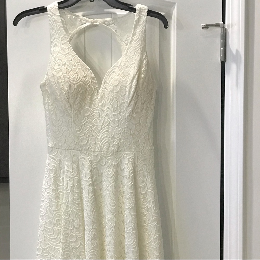 Ivory Laced Dress|Keyhole in the Back|Size 5|Length:Knee Length